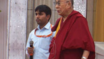 His Holiness the Dalai Lama Leaves Surat and Travels to Nashik